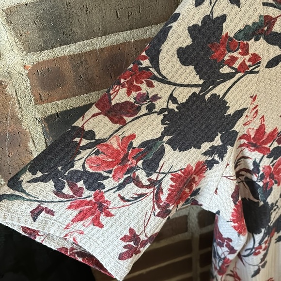 Women’s Torrid Plus Size Waffle Knit V-Neck Floral Top, Size 4X - Picture 4 of 7